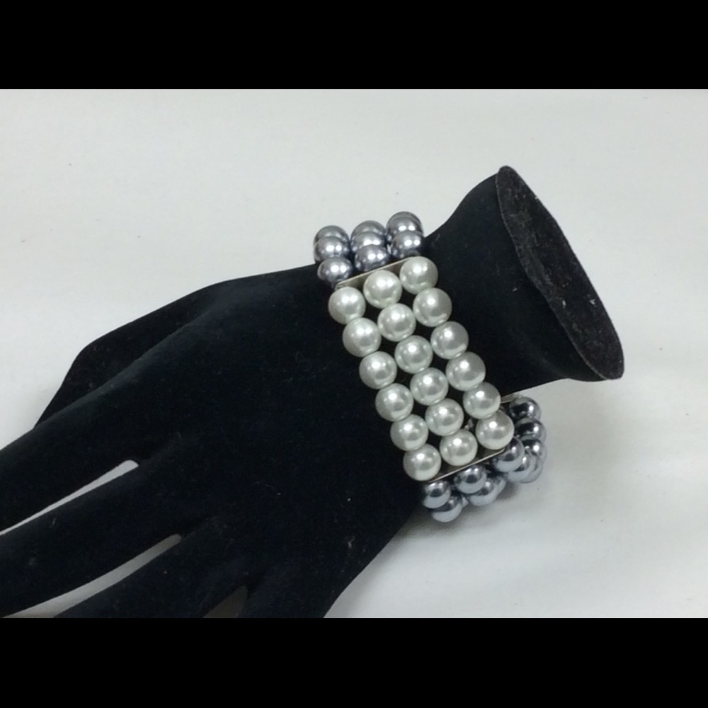 Costume Bracelet with I grey and white pearls.
